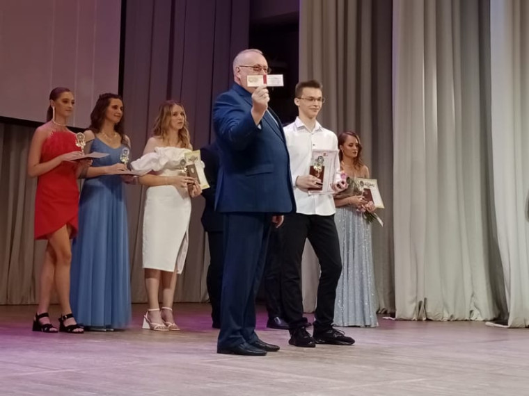 "Hаступай, наше завтpа, скоpей! Распахнись, небосвод!".
